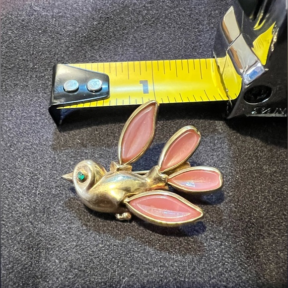 Vintage Trifari Petalettes bird brooch with pink glass wings Alfred Philippe. - Picture 3 of 4